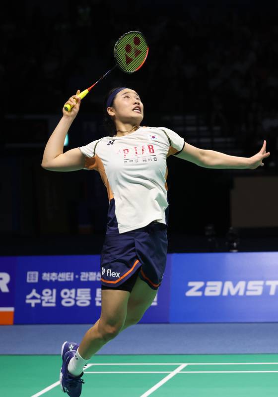 배드민턴 여자단식 세계랭킹 1위 안세영은 올 시즌 국제대회에서 9차례 정상에 오르며 절대 강자의 면모를 뽐내고 있다. 올해 남은 두 번의 대회에서 모두 우승하면 일본의 모모타 겐토가 세운 한 시즌 최다 우승 기록과 타이를 이룬다. [AP=연합뉴스]