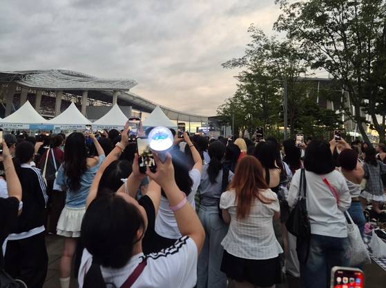 지난달 13일 인천 아시아드 주경기장에서 열린 아이돌그룹 ‘세븐틴’ 콘서트에서 500여명의 겉돌족이 모였다. 오소영 기자