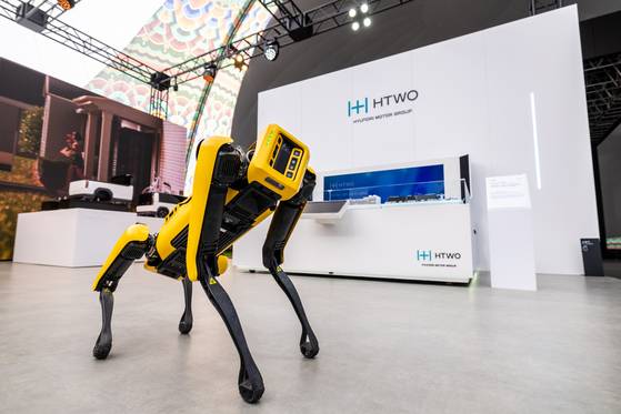 현대차그룹은 2025년 APEC 정상회의가 열리는 경북 경주시 일원에서 수소를 비롯해 PBV와 로보틱스 사업의 핵심 기술을 보여주는 다양한 전시 및 행사를 진행한다고 28일 밝혔다. 사진은 경주엑스포대공원 에어돔 ‘현대자동차그룹관’ 내를 자유롭게 활보하고 있는 보스턴다이나믹스의 4족 보행 로봇 ‘스팟(SPOT)’ 모습. 뉴스1