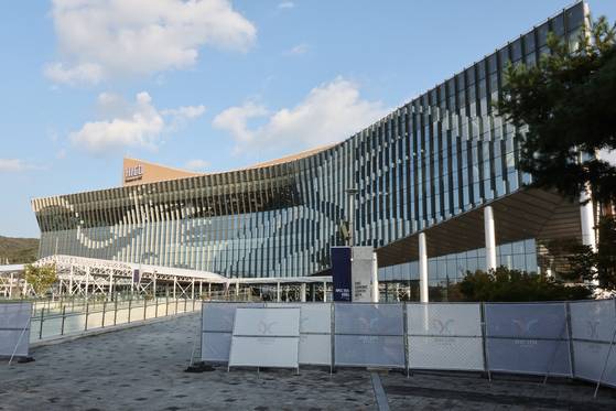 2025 경주 아시아태평양경제협력체(APEC) 정상회의 주간 개막을 하루 앞둔 26일 경북 경주 보문단지 내 경주화백컨벤션센터(HICO) 인근에 펜스가 설치돼 있다. 연합뉴스