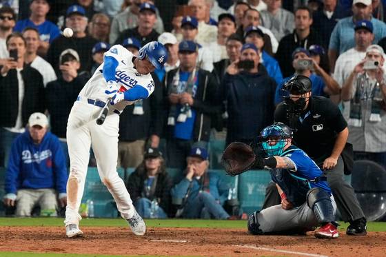 연장 18회말 끝내기 홈런을 때려내는 프리먼. AP=연합뉴스