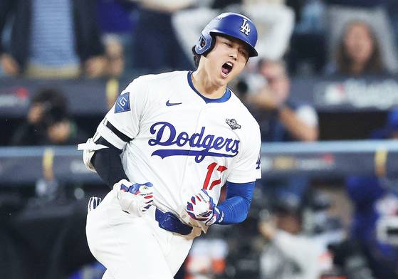 7회 동점 솔로포를 터뜨린 뒤 환호하는 LA 다저스 간판타자 오타니 쇼헤이. 로이터=연합뉴스