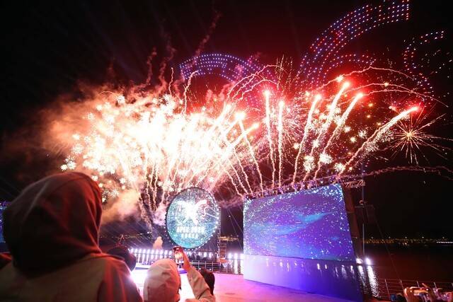 ▲ 아시아태평양경제협력체(APEC) 정상회의 개최를 기념하는 멀티미디어쇼가 27일 오후 경북 경주시 보문호 수상 공연장에서 열리고 있다. 2025.10.27 연합뉴스