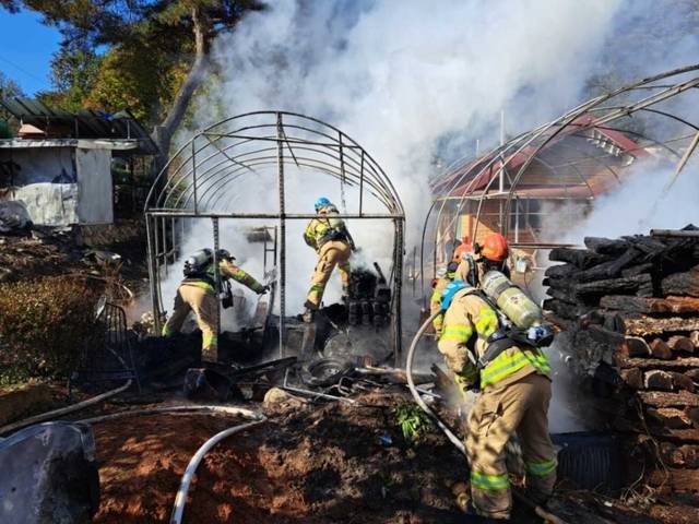 ▲ 28일 오전 9시 44분쯤 화천군 하남면의 농가 비닐하우스에서 불이 나 비닐하우스 2동과 닭장 주택 처마 일부가 불에 탔다. 강원소방본부 제공