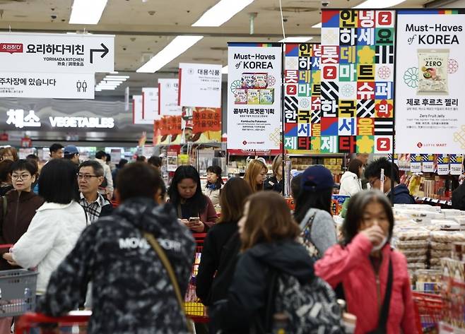 아시아태평양경제협력체(APEC) 정상회의 주간인 27일 오후 서울 중구 롯데마트 제타플렉스 서울역점에서 외국인을 대상으로 한 프로모션이 진행되고 있다. 사진=뉴스1