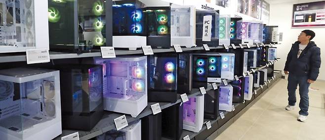 < 점점 비싸지는 조립 PC >  28일 ‘조립 PC의 성지’ 용산 전자상가의 전자랜드 매장에서 한 소비자가 조립 PC를 살펴보고 있다. /이솔 기자