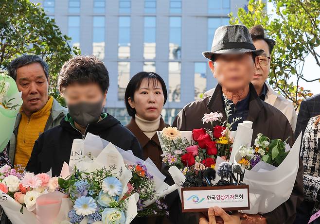 ‘28일 오후 광주 동구 광주고등법원 앞에서 청산가리 막걸리 사건의 피고인 부녀가 사건 발생 16년 만에 재심에서 무죄를 선고받은 뒤 기자회견을 하고 있다. 연합뉴스