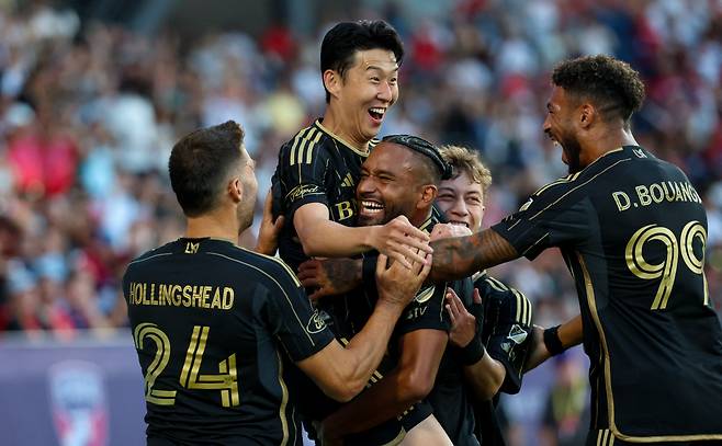 LAFC 손흥민이 지난 8월24일 FC댈러스전에서 프리킥으로 이적 후 첫 골을 성공한 뒤 동료들과 환호하고 있다.   댈러스 | 로이터연합뉴스