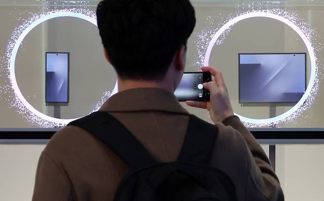 발길 멈춘 관람객 ‘찰칵’ 28일 경북 경주 엑스포공원 에어돔에서 열린 ‘K테크 쇼케이스’에서 한 관람객이 스마트폰으로 삼성전자의 두 번 접는 트라이폴드폰을 찍고 있다. 왼쪽은 접었을 때, 오른쪽은 다 펼쳤을 때의 실물 크기 모습이다. 연합뉴스