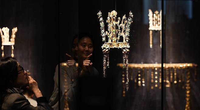 Silla gold crowns on view at the special exhibition “Silla Gold Crowns: Power and Prestige" at the Gyeongju National Museum, seen on Monday. (Yonhap)