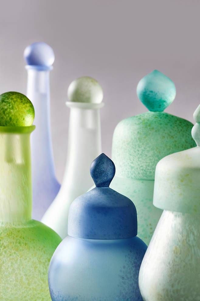 "Connectivity of Time" by artist Park Seon-min features 250 pieces of recycled glassware. [GYEONGJU SOLGEO ART MUSEUM]