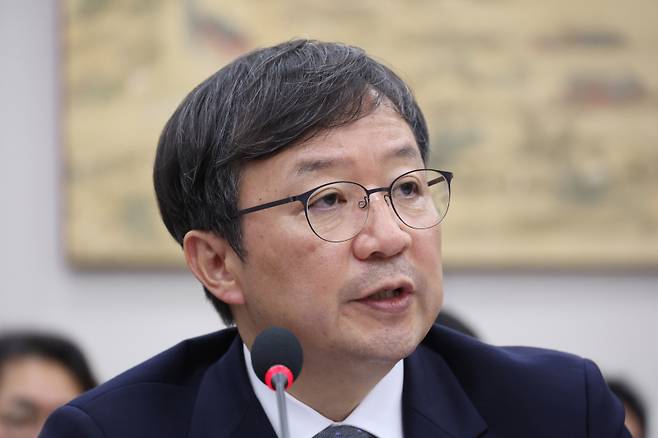 김영태 서울대학교 병원장이 28일 서울 여의도 국회 교육위원회에서 열린 서울대학교 등에 대한 국정감사에서 답변하고 있다. 연합뉴스