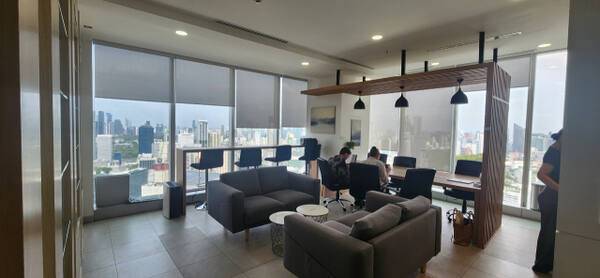 글로벌비즈니스센터(GBC) 방콕에 에코트㈜ 사무실 등이 입주하고 있는 가운데 글로벌 공유오피스에서 현지 비즈니스 파트너들이 업무를 보고 있다. 이연우기자