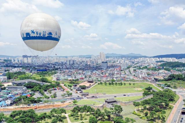 수원화성 창룡문에서 바라본 수원시 전경. 수원시 제공