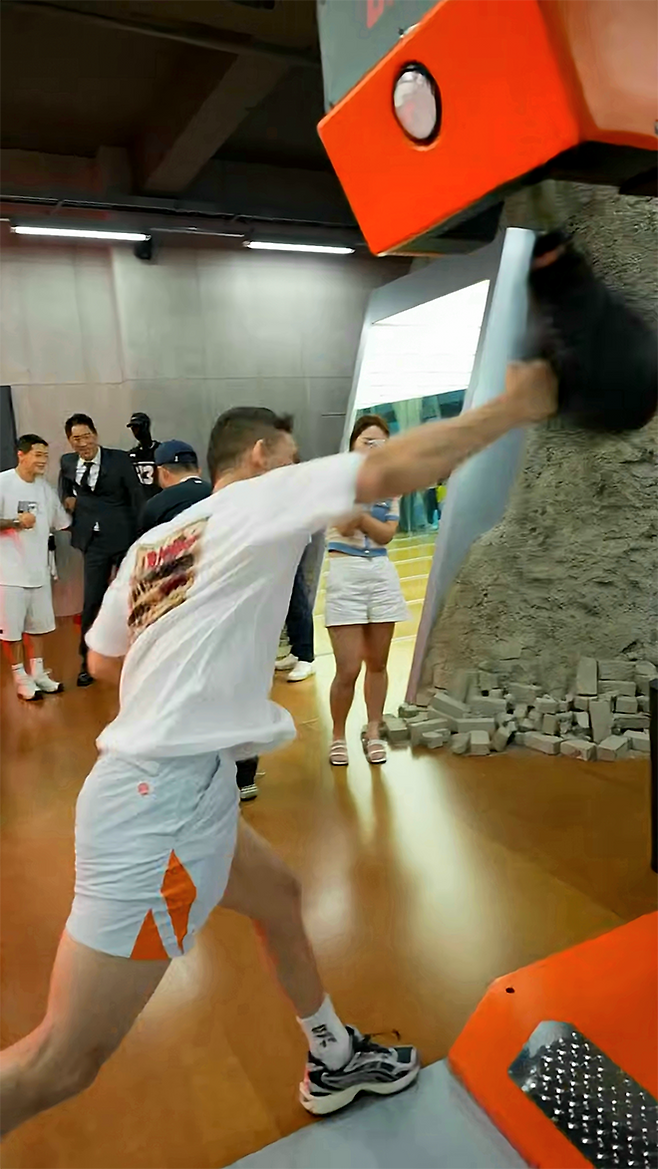 대한민국 UFC 19호 파이터 박현성이 2025년 7월 서울특별시 UFC스포츠 성수점 펀치 머신을 치고 있다. 사진=TKO