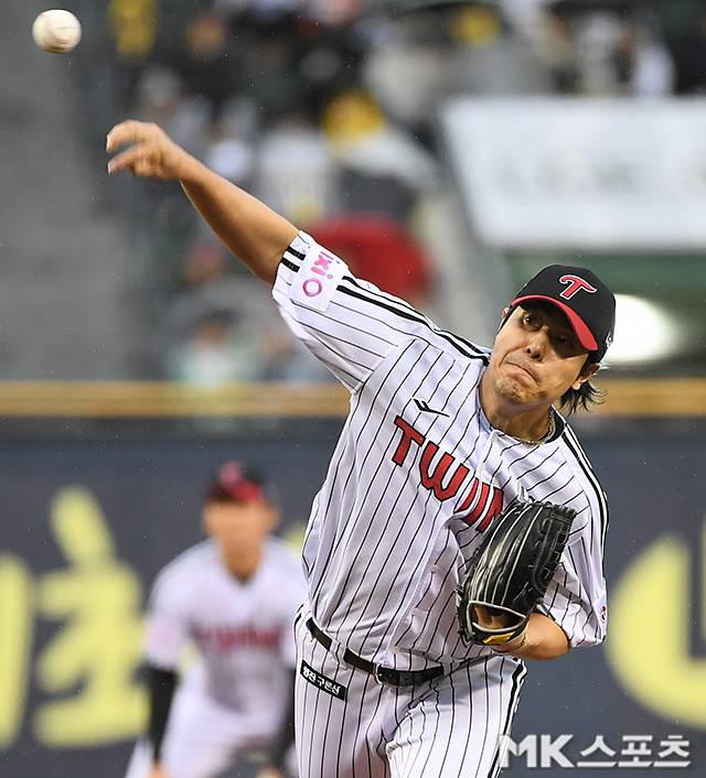 4월 12일 오후 서울 잠실야구장에서 ‘2025 프로야구’ 두산 베어스와 LG 트윈스의 경기가 열렸다. LG 김진성이 7회 역투하고 있다. 사진=천정환 기자