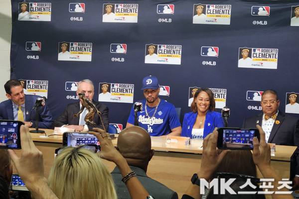 월드시리즈 3차전을 앞두고 로베르토 클레멘테상 시상식이 진행됐다. 사진(美 로스앤젤레스)= 김재호 특파원