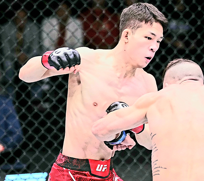 RTU 시즌1 플라이급 토너먼트 우승자 박현성이 2023년 12월 미국 네바다주 엔터프라이즈 UFC on ESPN+ 91 제5경기에서 섀넌 로스를 공격하고 있다. 사진=TKO