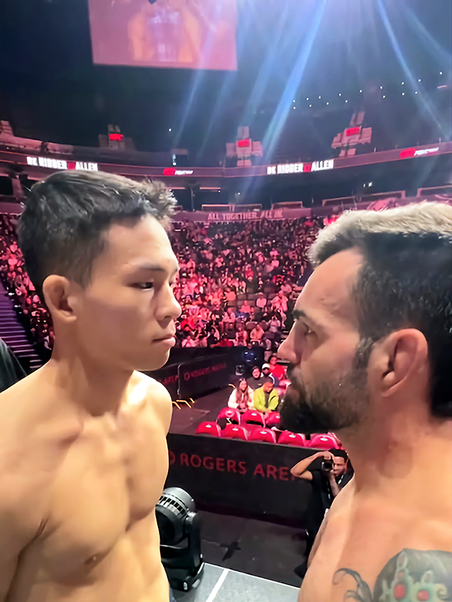 2025년 10월 캐나다 밴쿠버 로저스 아레나 공개 계체 행사에서 RTU 시즌1 우승자 박현성과 UFC 플라이급 공식랭킹 14위 브루누 구스타부 아파레시두 다시우바가 마주 보고 있다. 사진=TKO