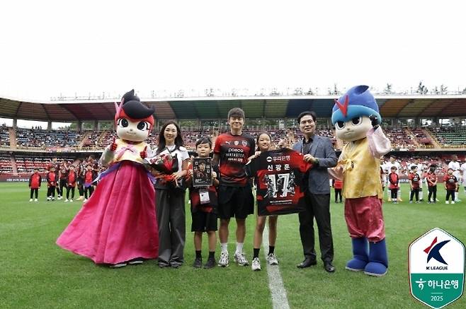 포항 스틸러스는 10월 5일 대전하나시티즌과의 홈 경기에서 신광훈의 300경기 출전 기념행사를 진행했다. 사진=한국프로축구연맹