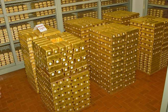 이탈리아 로마에 위치한 이탈리아은행의 금고 내부의 보안 구역 복도와 금속 보안 철창 뒤에 금괴들이 쌓여 있는 모습. 날짜가 명시되지 않은 이 사진은 이탈리아은행이 제공한 것이다. /로이터=뉴스1