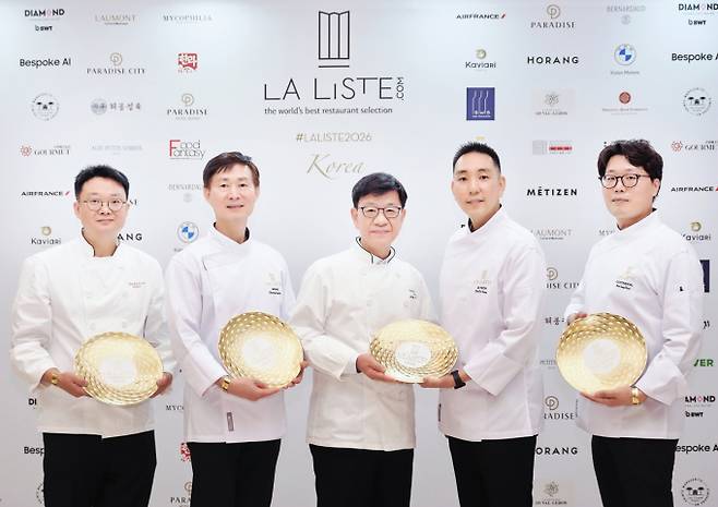 서울신라호텔은 관내 파인 다이닝 레스토랑 4곳이 4년 연속 '라 리스트 2026'(LA LISTE 2026)에 이름을 올렸다고 28일 밝혔다. 사진은 '라 리스트 2026 레스토랑 한국 시상식'에 참석한 서울신라호텔 셰프들. (왼쪽부터) 팔선 주홍삼 셰프, 아리아께 정종술 셰프, 라연 김성일 셰프, 라연 차도영 셰프, 콘티넨탈 김성현 셰프. /사진=호텔신라