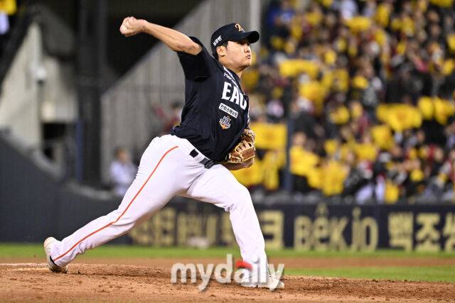 27일 서울 잠실야구장에서 열린 2025 신한 SOL 뱅크 KBO 한국시리즈 2차전' 한화 이글스와 LG 트윈스 경기. 한화 정우주가 8회말 교체되 마운드에 올라 힘차게 투구하고 있다./잠실 = 한혁승 기자