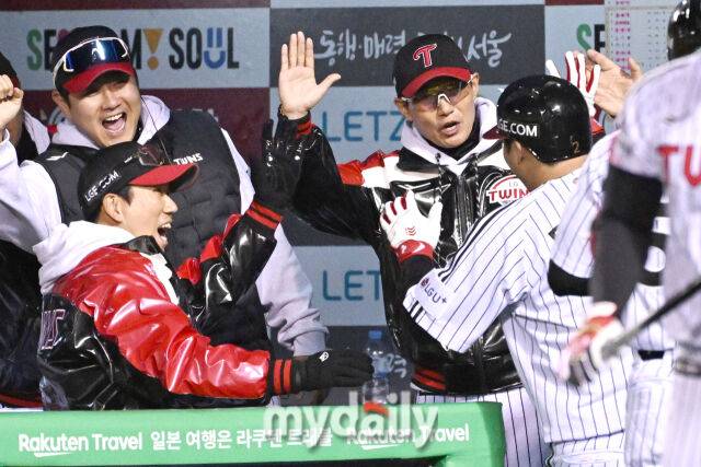 27일 서울 잠실야구장에서 열린 2025 신한 SOL 뱅크 KBO 한국시리즈 2차전' 한화 이글스와 LG 트윈스 경기.LG 문보경이 8회말 2사 1루에 투런포를 친 후 염경엽 감독과 기뻐하고 있다./잠실=한혁승 기자