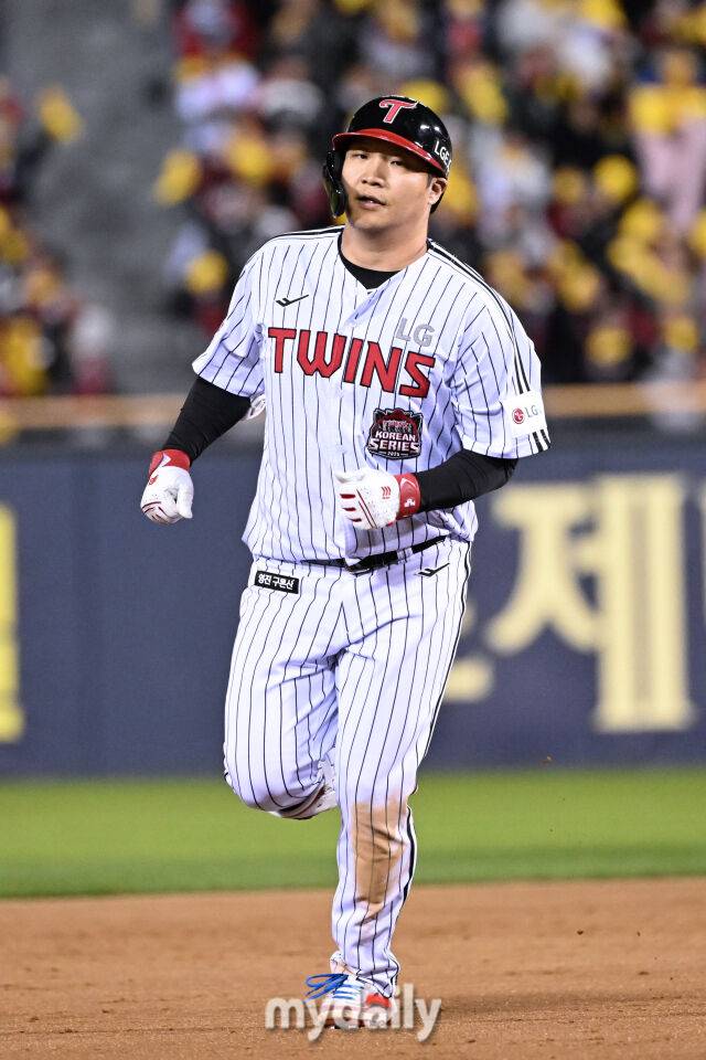 27일 서울 잠실야구장에서 열린 2025 신한 SOL 뱅크 KBO 한국시리즈 2차전' 한화 이글스와 LG 트윈스 경기.LG 문보경이 8회말 2사 1루에 투런포를 친 후 그라운드를 뛰고 있다./잠실=한혁승 기자