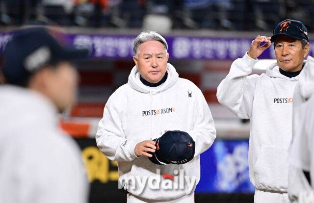 2025년 10월 24일 오후 대전한화생명볼파크에서 열린 '2025 신한 SOL BANK KBO 포스트 시즌' 삼성 라이온즈와 한화 이글스의 플레이오프(PO) 5차전 경기. 한화 김경문 감독이 11-2로 승리하며 한국시리즈 진출을 확정한 뒤 기뻐하고 있다./마이데일리