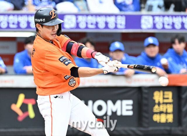 18일 오후 대전광역시 중구 대전 한화생명볼파크에서 진행된 '2025 프로야구 KBO리그 포스트시즌' 플레이오프(PO) 1차전 한화이글스와 삼성라이온즈의 경기. 한화 심우준이 2회말 1사 2,3루서 내야 땅볼을 치고 있다. 3루 주자 하주석 포스아웃./마이데일리