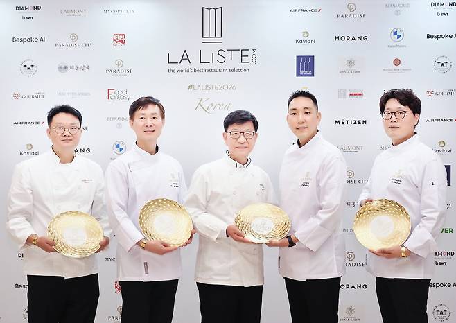지난 27일 열린 ‘라 리스트 2026 레스토랑 한국 시상식’에 참석한 서울신라호텔 셰프들. 왼쪽부터 팔선 주홍삼 셰프, 아리아께 정종술 셰프, 라연 김성일 셰프, 라연 차도영 셰프, 콘티넨탈 김성현 셰프. [서울신라호텔 제공]