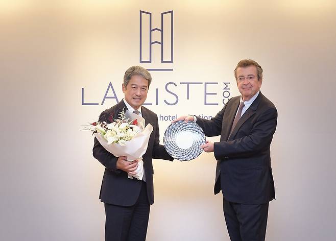 지난 25일 서울신라호텔에서 열린 ‘라 리스트 2025 호텔 한국 시상식’에서 이정호 호텔신라 호텔&레저부문 부문장(부사장)과 필립 포르 라 리스트 대표가 기념사진을 촬영하고 있다. [서울신라호텔 제공]