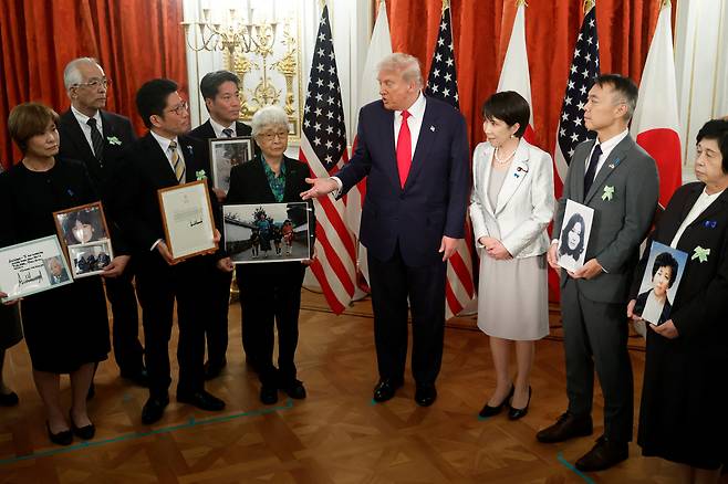 도널드 트럼프 미국 대통령과 다카이치 사나에 일본 총리가 28일 일본 도쿄 아카사카 국빈관에서 북한에 납치된 일본인 유가족들의 이야기를 듣고 있다.[로이터]