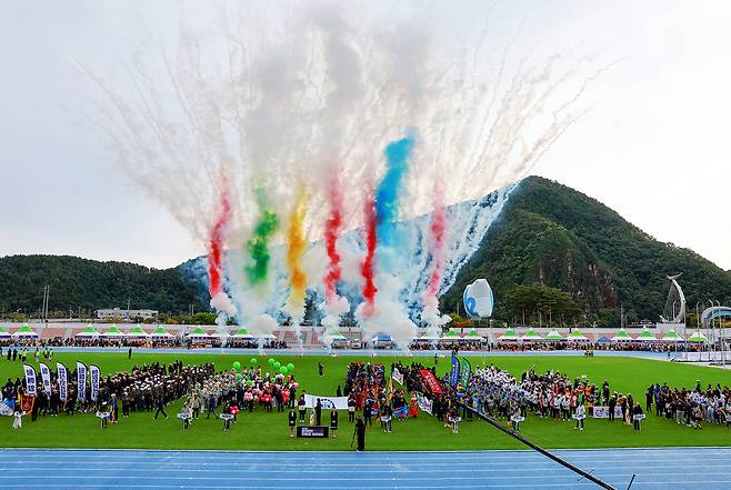 화합하는 희망울진, 하나되는 행복울진’을 슬로건으로 25일 개최된 제52회 울진군민 한마음 체육대회가  관내 10개 읍·면 선수단이 한자리에 모여 세대와 지역이 어우러지는 진정한 군민 화합의 장으로 진행됐다.[울진군 제공]