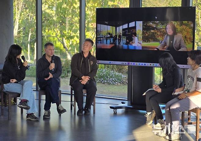 [제주=뉴시스] 임재영 기자 = 마크 크리거 스위스 동부 응용과학대학(OST) 교수(왼쪽에서 두번째)가 지난 24일 제주 서귀포시 베케 정원에서 열린 식물토크에 참석해 자연주의 정원의 흐름에 대해 설명하고 있다. 2025.10.28. ijy788@newsis.com