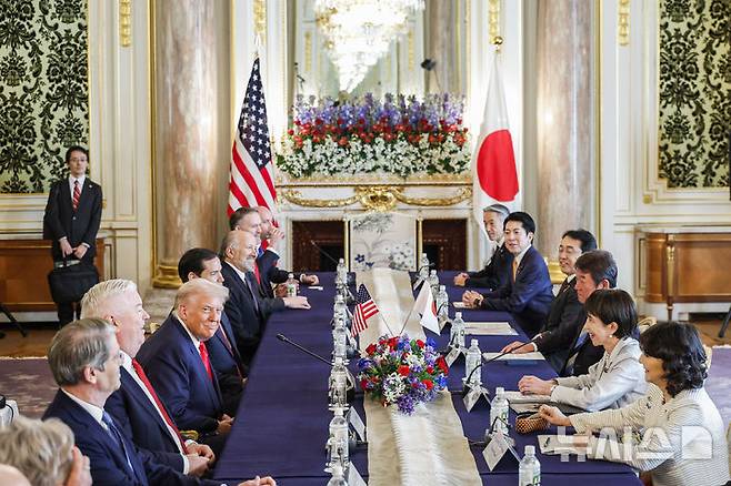 [도쿄=AP/뉴시스] 도널드 트럼프 미국 대통령과 다카이치 사나에 일본 총리가 28일 도쿄 아카사카 영빈관에서 회담하고 있다. 2025.10.28.