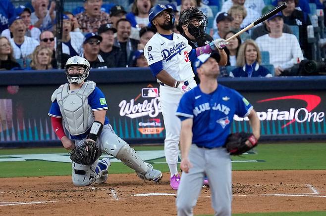 [로스앤젤레스=AP/뉴시스] 로스앤젤레스(LA) 다저스의 테오스카르 에르난데스가 27일(현지 시간) 미 캘리포니아주 로스앤젤레스 다저 스타디움에서 열린 2025 메이저리그 월드시리즈(WS·7전4선승제) 3차전 토론토 블루제이스와 경기 2회 말 1점 홈런을 친 후 타구를 바라보고 있다. 다저스가 4회 현재 2-0으로 앞서가고 있다. 2025.10.28.