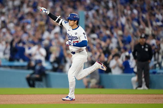 [로스앤젤레스=AP/뉴시스] 로스앤젤레스(LA) 다저스의 오타니 쇼헤이가 27일(현지 시간) 미 캘리포니아주 로스앤젤레스 다저 스타디움에서 열린 2025 메이저리그 월드시리즈(WS·7전4선승제) 3차전 토론토 블루제이스와 경기 3회 말 1점 홈런을 친 후 베이스를 돌고 있다. 다저스는 4회 현재 2-3으로 끌려가고 있다. 2025.10.28.