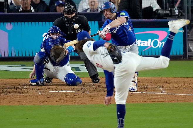 [로스앤젤레스=AP/뉴시스] 토론토 블루제이스의 알레한드로 커크가 27일(현지 시간) 미 캘리포니아주 로스앤젤레스 다저 스타디움에서 열린 2025 메이저리그 월드시리즈(WS·7전4선승제) 3차전 LA 다저스와 경기 4회 초 역전 3점 홈런을 치고 있다. 토론토가 4회 현재 4-2로 앞서고 있다. 2025.10.28.