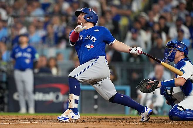 [로스앤젤레스=AP/뉴시스] 토론토 블루제이스의 알레한드로 커크가 27일(현지 시간) 미 캘리포니아주 로스앤젤레스 다저 스타디움에서 열린 2025 메이저리그 월드시리즈(WS·7전4선승제) 3차전 LA 다저스와 경기 4회 초 역전 3점 홈런을 치고 있다. 토론토가 4회 현재 4-2로 앞서고 있다. 2025.10.28.