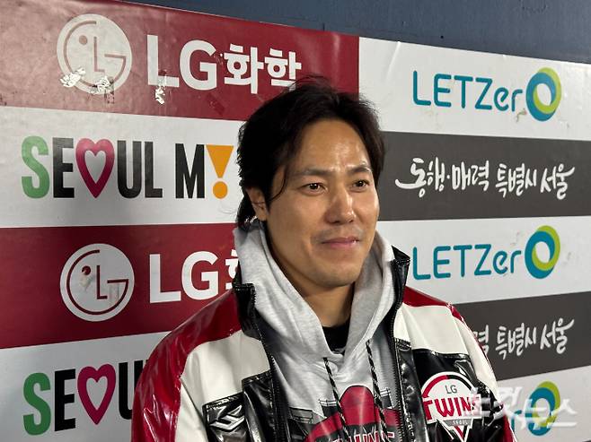 취재진과 인터뷰 중인 김진성. 김조휘 기자