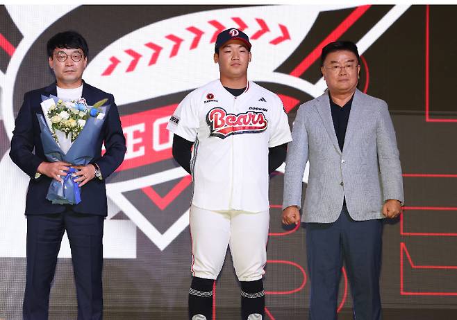 지난달 17일 서울 송파구 롯데호텔 월드에서 열린 2026 KBO 신인 드래프트에서 두산 베어스에 1라운드 7순위 지명을 받은 마산용마고 김주오가 포즈를 취하고 있다. 연합뉴스