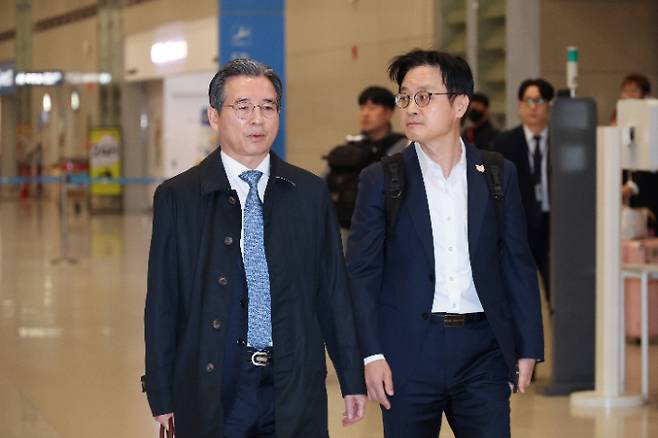 김용범 대통령실 정책실장(왼쪽)과 김정관 산업통상부 장관이 한미 관세협상 추가 논의를 마치고 24일 인천국제공항을 통해 귀국하고 있다. 연합뉴스
