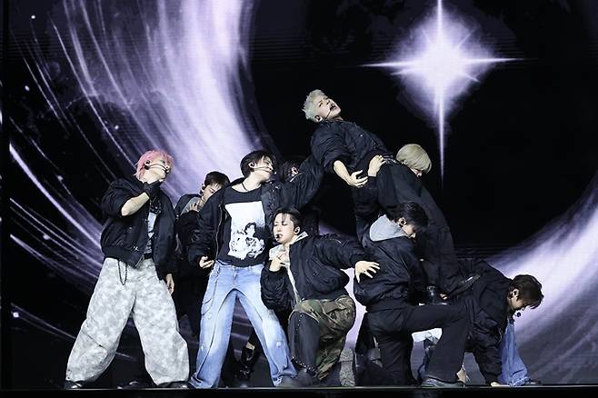 앤팀이 타이틀곡 '백 투 라이프' 무대를 하고 있다. 연합뉴스