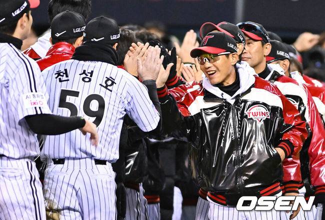 [OSEN=잠실, 박준형 기자] 쌍둥이군단이 19년 만에 한국시리즈 마운드에 오른 류현진을 넘어 시리즈 2연승을 질주했다.&nbsp;프로야구 LG 트윈스는 27일 서울 잠실구장에서 열린 2025 신한 SOL뱅크 KBO 한국시리즈(7전 4선승제) 한화 이글스와의 2차전에서 13-5 역전승을 거뒀다.&nbsp;LG는 홈에서 펼쳐진 시리즈 1, 2차전을 싹쓸이하며 2승을 안고 적지 대전으로 향하게 됐다.&nbsp;반면 한화는 2006년 이후 19년 만에 한국시리즈에 진출했지만, 정규시즌 1위의 벽을 실감하며 2경기 모두 고배를 마셨다.&nbsp;경기종료 후 LG 염경엽 감독이 천성호와 하이파이브를 하고 있다.   2025.10.27 / soul1014@osen.co.kr