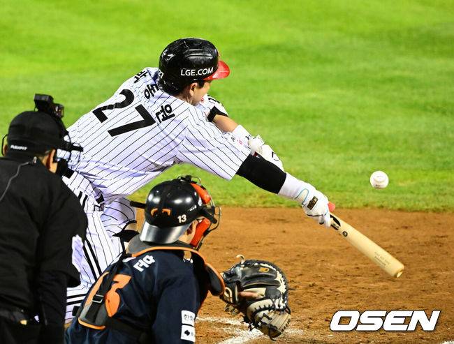 [OSEN=잠실, 지형준 기자] 27일 오후 서울 잠실야구장에서 2025 신한 SOL Bank KBO리그 포스트시즌 한국시리즈 2차전 LG 트윈스와 한화 이글스의 경기가 열렸다.LG는 임찬규, 한화는 류현진을 선발 투수로 내세웠다.7회말 무사 2루에서 LG 박동원이 보내기 번트를 시도하고 있다. 2025.10.27 /jpnews@osen.co.kr