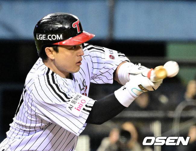 [OSEN=잠실, 이대선 기자] 27일 오후 서울 잠실야구장에서 2025 신한 SOL Bank KBO리그 포스트시즌 한국시리즈 2차전 LG 트윈스와 한화 이글스의 경기가 열렸다.LG는 임찬규, 한화는 류현진을 선발 투수로 내세웠다.7회말 무사 2루에서 LG 박동원이 희생 번트를 시도하고 있다. 2025.10.27 /sunday@osen.co.kr