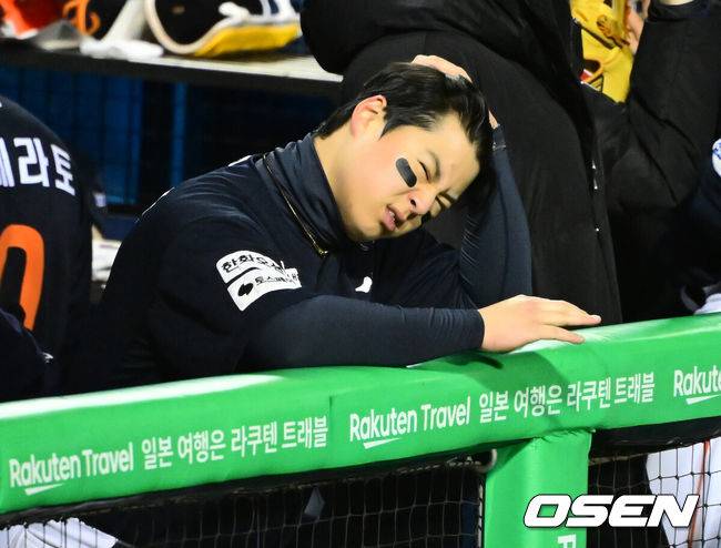 [OSEN=잠실, 지형준 기자] 27일 오후 서울 잠실야구장에서 2025 신한 SOL Bank KBO리그 포스트시즌 한국시리즈 2차전 LG 트윈스와 한화 이글스의 경기가 열렸다.LG는 임찬규, 한화는 류현진을 선발 투수로 내세웠다.7회말 수비를 마치고 무사 2루에서 LG 박동원의 보내기 번트에 1루 악송구를 범한 한화 노시환이 아쉬워하고 있다. 2025.10.27 /jpnews@osen.co.kr