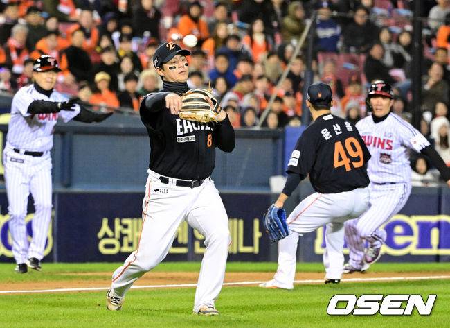 [OSEN=잠실, 이대선 기자] 27일 오후 서울 잠실야구장에서 2025 신한 SOL Bank KBO리그 포스트시즌 한국시리즈 2차전 LG 트윈스와 한화 이글스의 경기가 열렸다.LG는 임찬규, 한화는 류현진을 선발 투수로 내세웠다.7회말 무사 2루에서 한화 노시환이 LG 박동원의 희생번트 때 실책을 하고 있다. 2025.10.27 /sunday@osen.co.kr